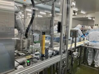 1205kewpie1 326x245 - キユーピー、安川電機と惣菜用ふた閉めロボット開発、グループの惣菜工場で実運用
