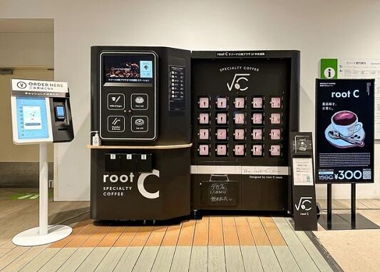 専用オーダー端末「root C KIOSK」（左）とAIカフェロボット「root C」