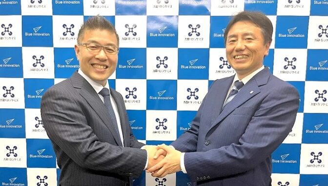 （左から）熊田貴之・ブルーイノベーション社長と、本田健一・九電ドローンサービス社長