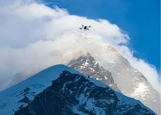 DJIがエベレストでドローン輸送の試験飛行に成功
