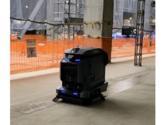 建設現場で稼働する床洗浄ロボット「KIRA B 50」