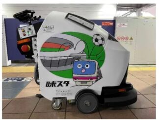 味の素スタジアムとコラボしたけい太くんのラッピングをした小型床洗浄ロボット