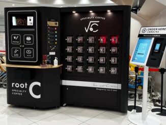 設置したAIカフェロボット「root C」（左）とオーダー端末「root C KIOSK」