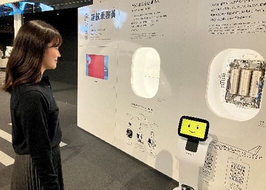 AI搭載の自立走行ロボット「temi（テミ）」が案内する様子