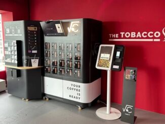 喫煙所「THE TOBACCO（ザ・タバコ）」に設置したAIカフェロボット「root C（ルートシー）」と、オーダー端末「root C KIOSK（ルートシーキオスク）」