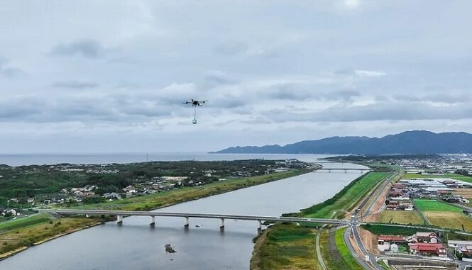 物流ドローン「FLYCART 30」が飛行する様子