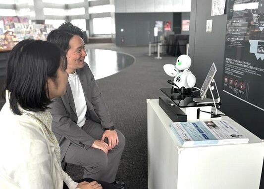 分身ロボット「OriHime（オリヒメ）」を使って障がい者が観光案内する様子