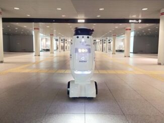 「チ・カ・ホ」で運用中の自律移動型の警備ロボット「SQ-2」