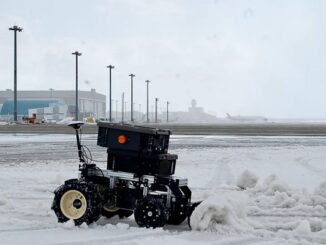 新千歳空港で無人除雪機「除雪ドローンV3」の除雪実証実験の様子