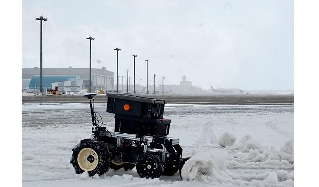 新千歳空港で無人除雪機「除雪ドローンV3」の除雪実証実験の様子