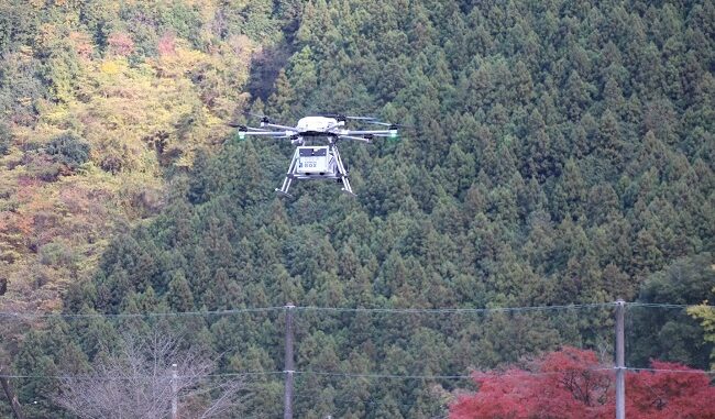 0407sagawa1 荷物を搭載し飛び立つドローン