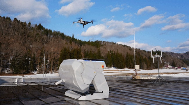 0514nttcom1 ドローンポートから自律飛行型ドローン「Skydio X10」が離陸する様子