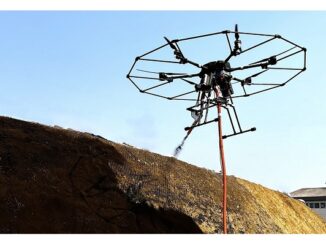 開発した植生基材吹付工法を行う法面吹付用有線給電ドローン