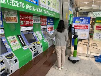 利用者に駅案内をするアバターロボット「newme（ニューミー）」