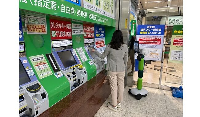 0710jreast1 利用者に駅案内をするアバターロボット「newme(ニューミー)」