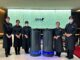 下げ膳ロボット「HolaBot（ホラボット）」（中央）と国際線ラウンジのスタッフ