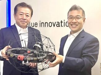 滝澤正宏・NTTイードローン社長（左）、熊田貴之・ブルーイノベーション社長