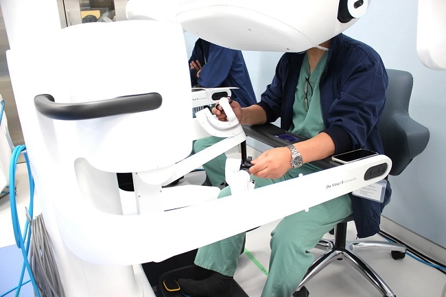 0804oosaka4 - 大阪けいさつ病院、最新手術支援ロボット「ダビンチ5」で子宮全摘出と前立腺がんの手術を実施