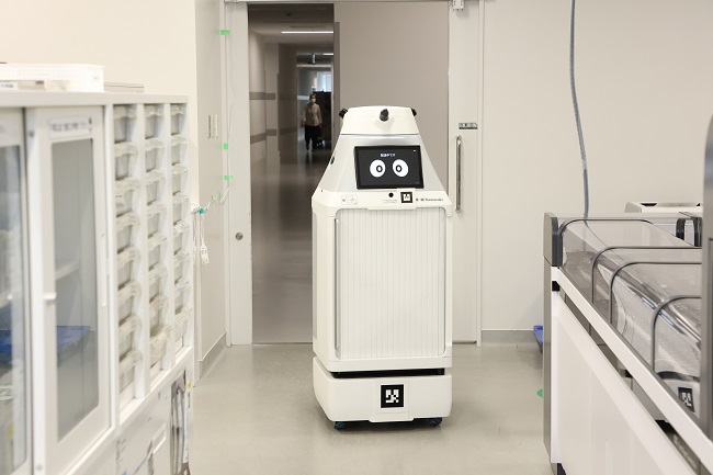 川崎重工、藤田医科大とロボット連携で臨床検体の自動配送・自動投入の実証に成功 0821kawasaki3 - 川崎重工、藤田医科大とロボット連携で臨床検体の自動配送・自動投入の実証に成功