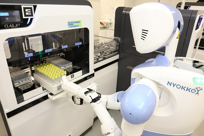 川崎重工、藤田医科大とロボット連携で臨床検体の自動配送・自動投入の実証に成功 0821kawasaki4 - 川崎重工、藤田医科大とロボット連携で臨床検体の自動配送・自動投入の実証に成功