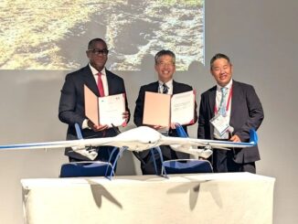 0822aerosense (左から)ソロモン・クエノー・アフリカ開発銀行副総裁、嶋田悟・エアロセンス取締役、山口将秀・アフリカ開発銀行交通・物流課長
