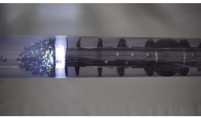 ミミズ型管内走行ロボット「Sooha（ソーハ）」の配管の模擬清掃の様子
