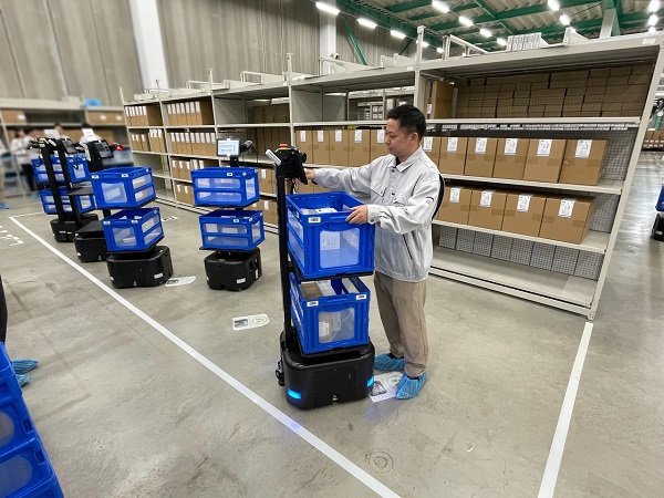 ラピュタロ、日通がNX小牧流通センターにピッキングアシストロボ導入で生産性2.5倍向上 1001rapyutarobotics2 - ラピュタロ、日通がNX小牧流通センターにピッキングアシストロボ導入で生産性2.5倍向上