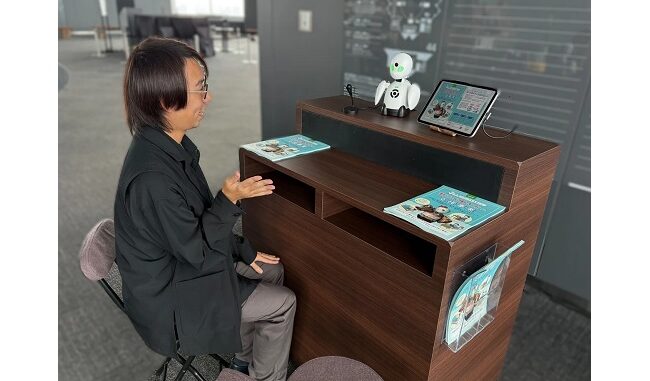 1014orylab1 「OriHime」を通じて観光案内する様子