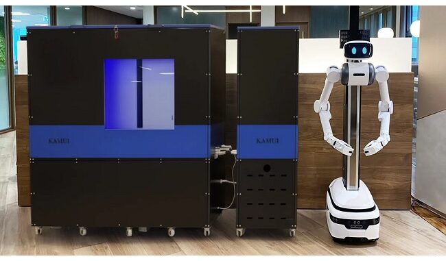 （左から）クォンタム・メッシュのコンテナ収容型の液浸冷却DC「KAMUI（カムイ）」、ユーゴーのロボット