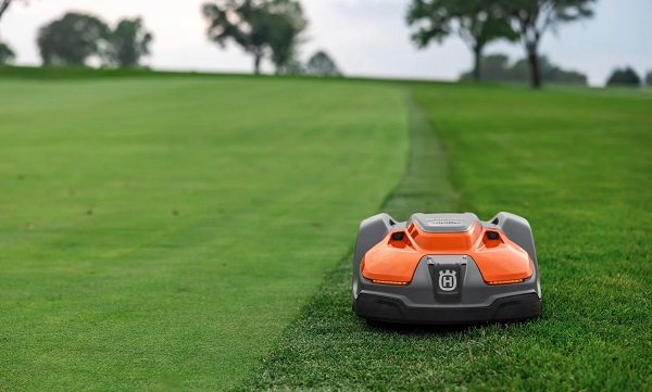 1031husqvarna2 - ハスクバーナ・ゼノア、ロボット芝刈機「オートモア」6機種が環境省の補助金対象に