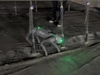 稼働試験で4足歩行ロボット「Go2」がつりチェーンの間を通る様子