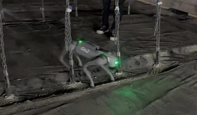 稼働試験で4足歩行ロボット「Go2」がつりチェーンの間を通る様子