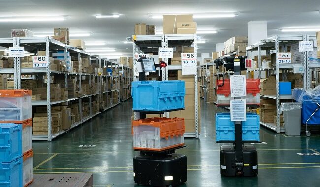 日本アクセスの東京西物流センターで稼働する「ラピュタPA-AMR」