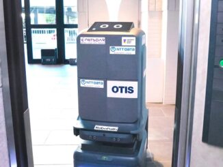 実証ではロボットが、自律的にエレベーターを呼び、目的階へ行き荷物を運搬した