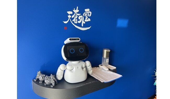 「ユナイト」の受付に設置したAIコミュニケーションロボット「Kebbi Air（ケビィエア）」