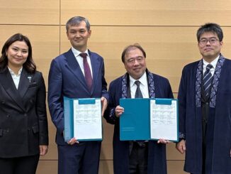 （左から）カザフスタンのジャナソワ・アセル・アフバニシェブナ・首席大統領補佐官、アザマト・ケスキンバエフ・カザフスタン郵便最高財務責任者（CFO）、辻巌・東芝常務執行役員、上野文誠・総務省情報流通行政局郵政行政部郵便課国際企画室長。