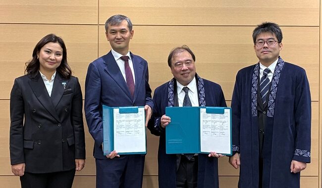 （左から）カザフスタンのジャナソワ・アセル・アフバニシェブナ・首席大統領補佐官、アザマト・ケスキンバエフ・カザフスタン郵便最高財務責任者（CFO）、辻巌・東芝常務執行役員、上野文誠・総務省情報流通行政局郵政行政部郵便課国際企画室長。