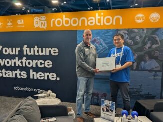 ダリル・デビッドソン・ロボネーション・プレジデント＆CEO（左）と、小林康宏・日本水中ドローン協会代表理事