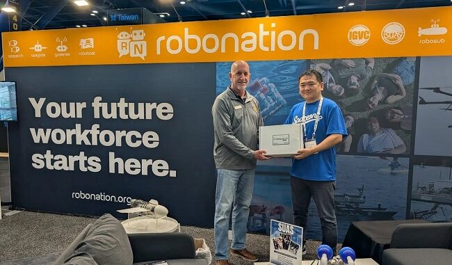 ダリル・デビッドソン・ロボネーション・プレジデント＆CEO（左）と、小林康宏・日本水中ドローン協会代表理事