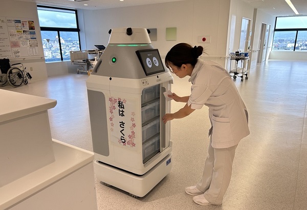 0115kawasaki2 - 藤田医科大岡崎医療センター、配送ロボット「フォーロ」の本格運用開始 検体・薬剤配送を自動化