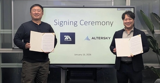 （左から）許新勝・7A Drones CEO、横越建城・AlterSky CSO