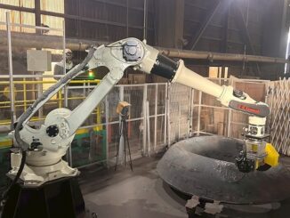 作業者の遠隔操作で大型鋳物製品を研削加工するロボット