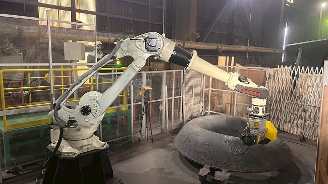 作業者の遠隔操作で大型鋳物製品を研削加工するロボット