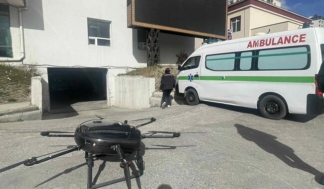 モンゴルで市内の病院に向け血液製剤を配送するドローン