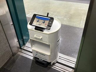 エレベーターで移動する配送ロボット