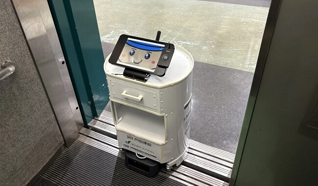 エレベーターで移動する配送ロボット