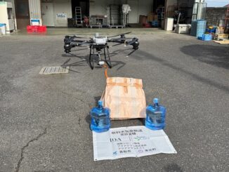 実証実験で使用した物流ドローンとアクアクララのウオーターサーバーボトル