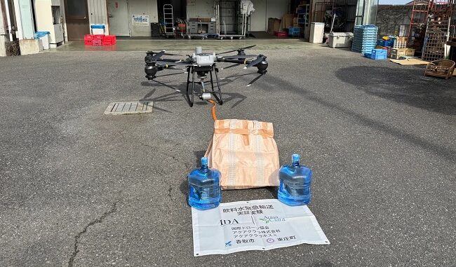 実証実験で使用した物流ドローンとアクアクララのウオーターサーバーボトル