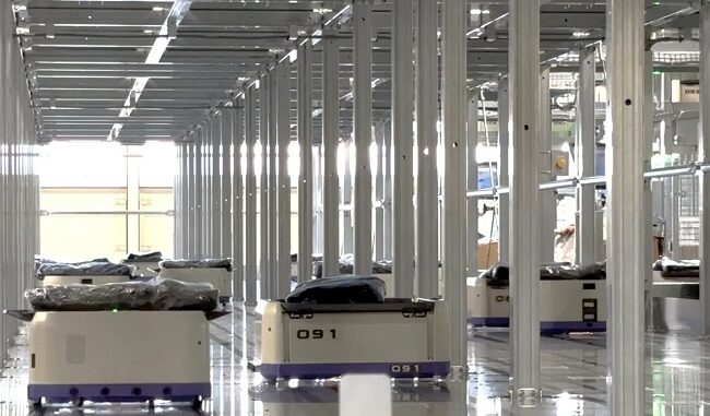 搭載した商品を段ボールに仕分ける「SOTR-S」