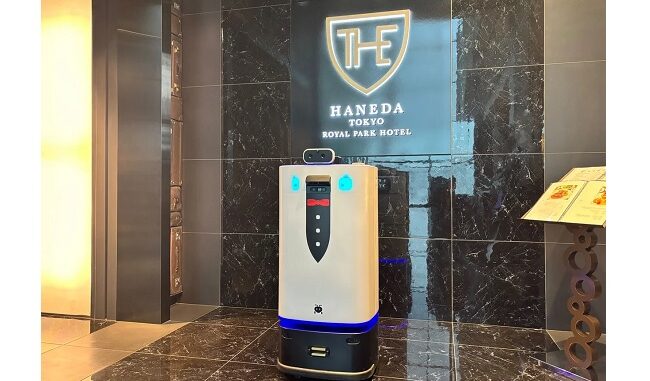 ホテルスタッフの一員として蝶ネクタイ、Yシャツ、ジャケットを着用したデザインの「GEAMI（ケミ）」